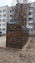 husholdningsavfallscontainerplass-2-store-og-2-små-containere-med-trebekledning-på-alle-sider