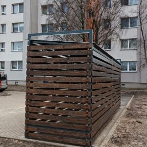 husholdningsavfallscontainerplass-2-store-og-2-små-containere-med-trebekledning-på-alle-sider