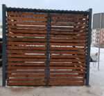husholdningsavfallscontainerplass-2-store-og-2-små-containere-med-trebekledning-på-alle-sider