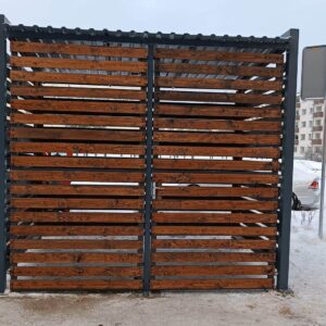 husholdningsavfallscontainerplass-2-store-og-2-små-containere-med-trebekledning-på-alle-sider