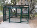 Avfallscontainerplass for husholdningsavfall med plass til 2 store containere