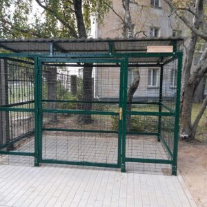 Avfallscontainerplass for husholdningsavfall med plass til 2 store containere