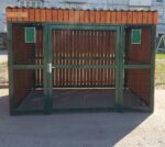 Avfallscontainerplass for husholdningsavfall med plass til 2 store containere