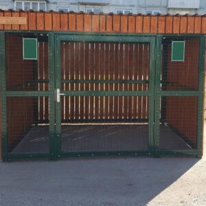 Avfallscontainerplass for husholdningsavfall med plass til 2 store containere