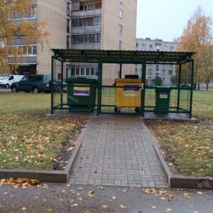 En romslig, stabil og slitesterk avfallscontaineroverbygg, beregnet for opptil 3 store beholdere for husholdningsavfall. Konstruksjonen sikrer trygg og ryddig oppbevaring av containere, beskytter dem mot påvirkning fra omgivelsene og forbedrer områdets visuelle uttrykk.