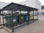 Avfallscontainerplass for husholdningsavfall med plass til 4 store containere