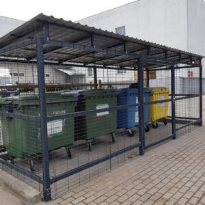 Avfallscontainerplass for husholdningsavfall med plass til 4 store containere