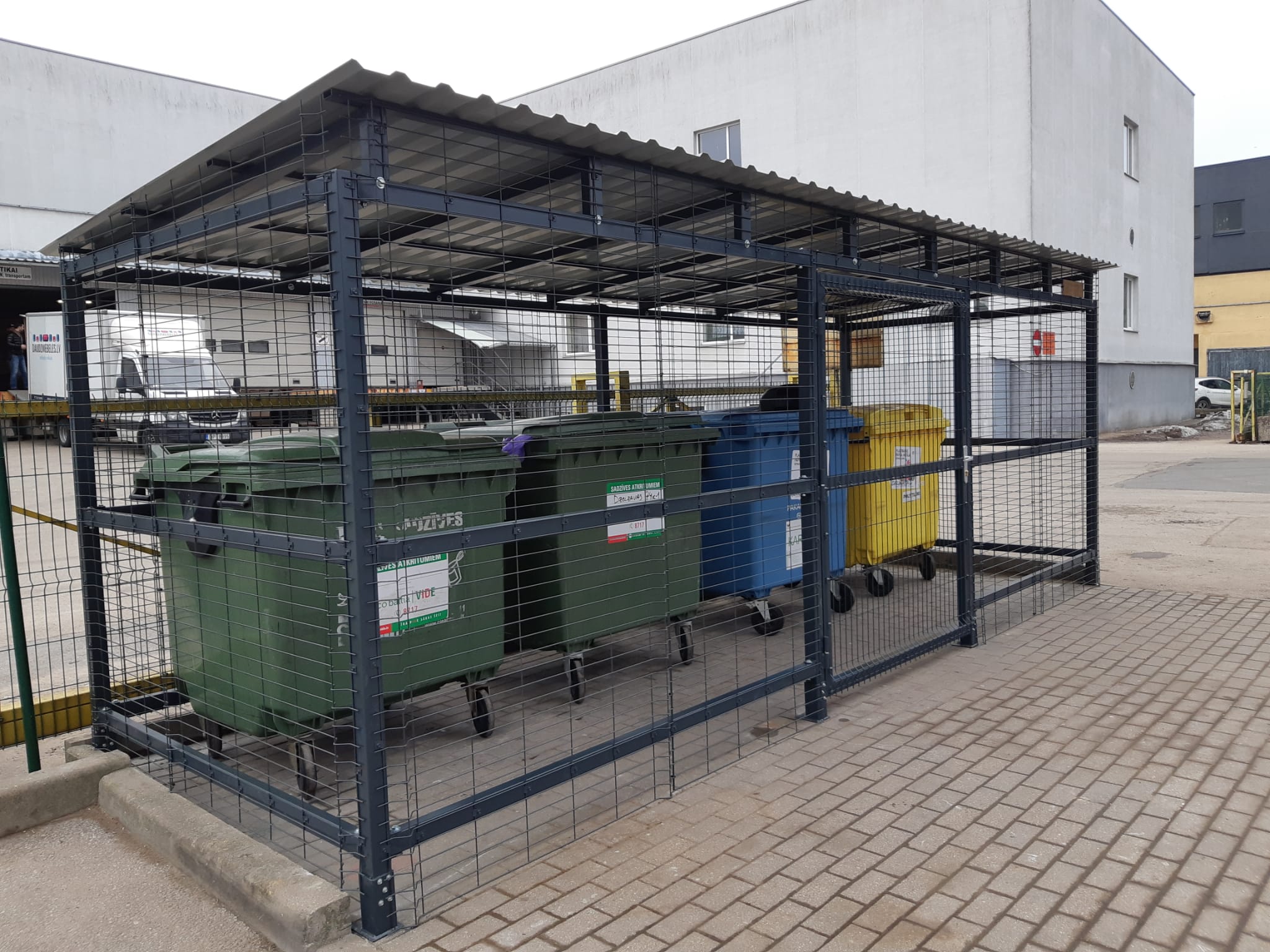 Avfallscontainerplass for husholdningsavfall med plass til 4 store containere