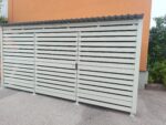 Avfallscontainerplass for husholdningsavfall med plass til 3 store og 2 små containere