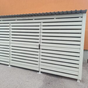 Avfallscontainerplass for husholdningsavfall med plass til 3 store og 2 små containere