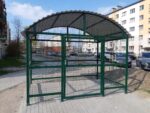 Avfallscontainerplass med buet tak. Kodelås. Kledning i metallnett. Konstruksjonen kan flyttes ved behov. Beregnet for 2 store og 2 små avfallscontainere.