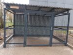 Avfallscontainerplass for husholdningsavfall med plass til 2 store og 2 små containere