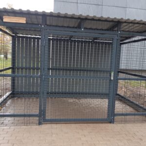 Avfallscontainerplass for husholdningsavfall med plass til 2 store og 2 små containere