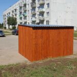 Avfallscontainerplass for husholdningsavfall med plass til 2 store containere
