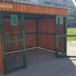 Avfallscontainerplass for husholdningsavfall med plass til 2 store containere