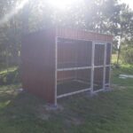 Avfallscontainerplass for husholdningsavfall med plass til 2 store containere