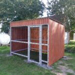 Avfallscontainerplass for husholdningsavfall med plass til 2 store containere
