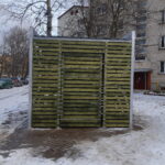 Avfallscontainerplass med trepanel