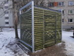Avfallscontainerplass med trepanel
