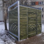 Avfallscontainerplass med trepanel