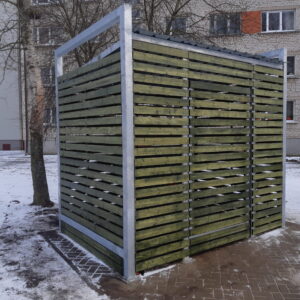 Avfallscontainerplass med trepanel