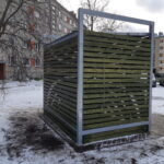 Avfallscontainerplass med trepanel
