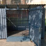 Avfallscontainerplass med gulv for 2 store og 2 små containere