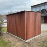 Avfallscontainerplass med trepanel