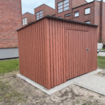 Avfallscontainerplass med trepanel