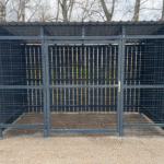 Avfallscontainerplass for husholdningsavfall med plass til 3 store containere