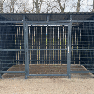 Avfallscontainerplass for husholdningsavfall med plass til 3 store containere