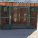 Avfallscontainerplass for husholdningsavfall med plass til 2 store containere