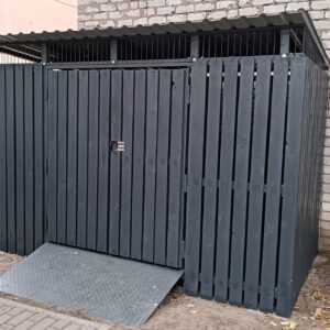 Avfallscontainerplass med gulv for 2 store og 2 små containere