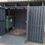 Avfallscontainerplass med gulv for 2 store og 2 små containere
