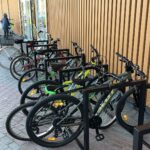 Standard sykkelparkering, sykkelstativ med parkerte sykler