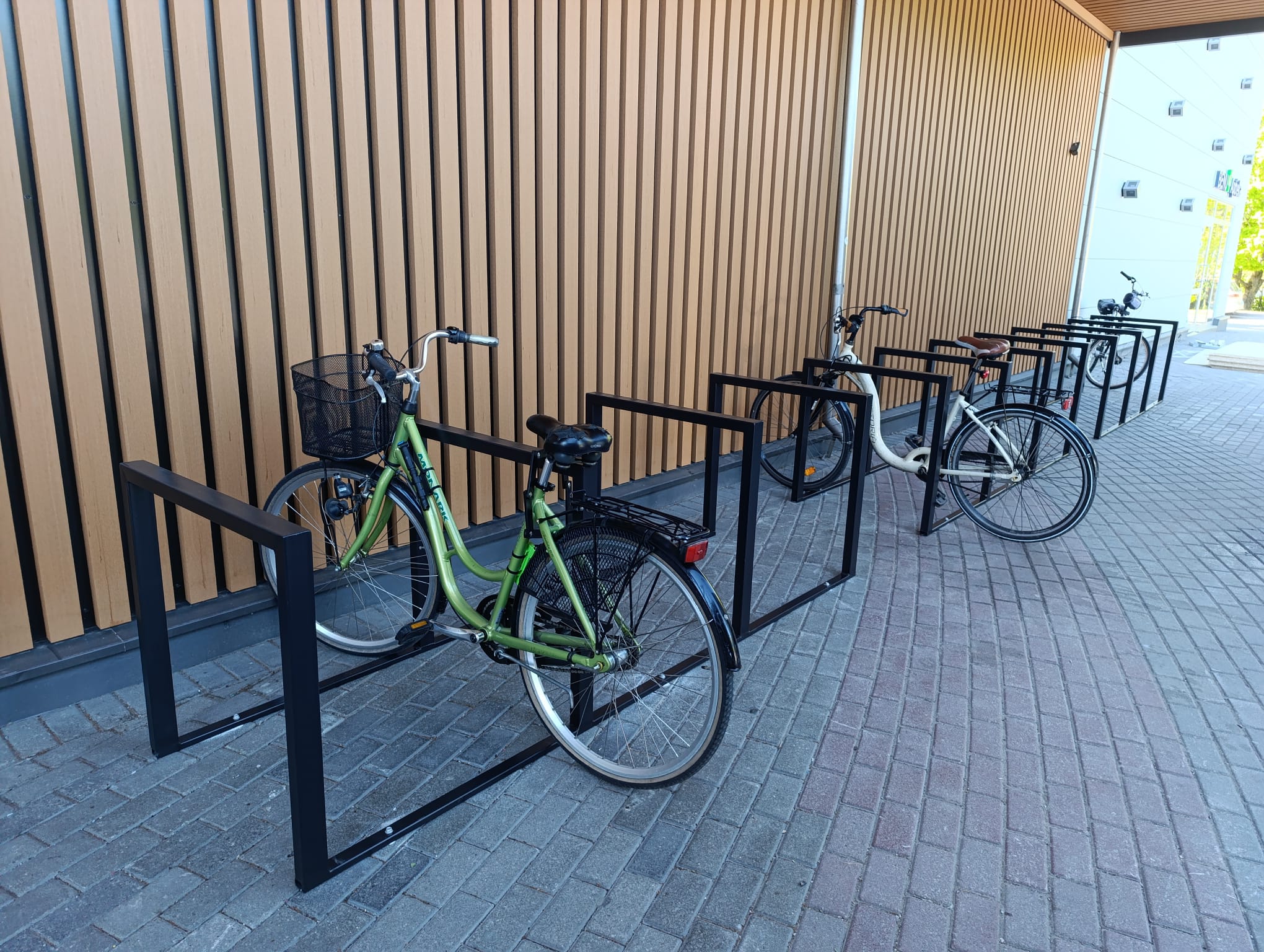 Standard sykkelparkering, sykkelstativ med parkerte sykler
