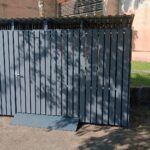 Avfallscontainerplass med gulv for 2 store og 2 små containere