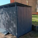 Avfallscontainerplass med gulv for 2 store og 2 små containere
